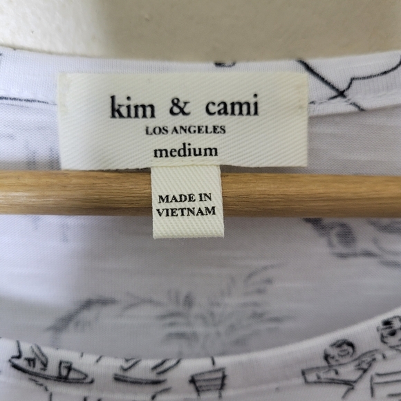 Kim & Cami Cafe Scene Top Size M Lightweight Stretch - Picture 6 of 8